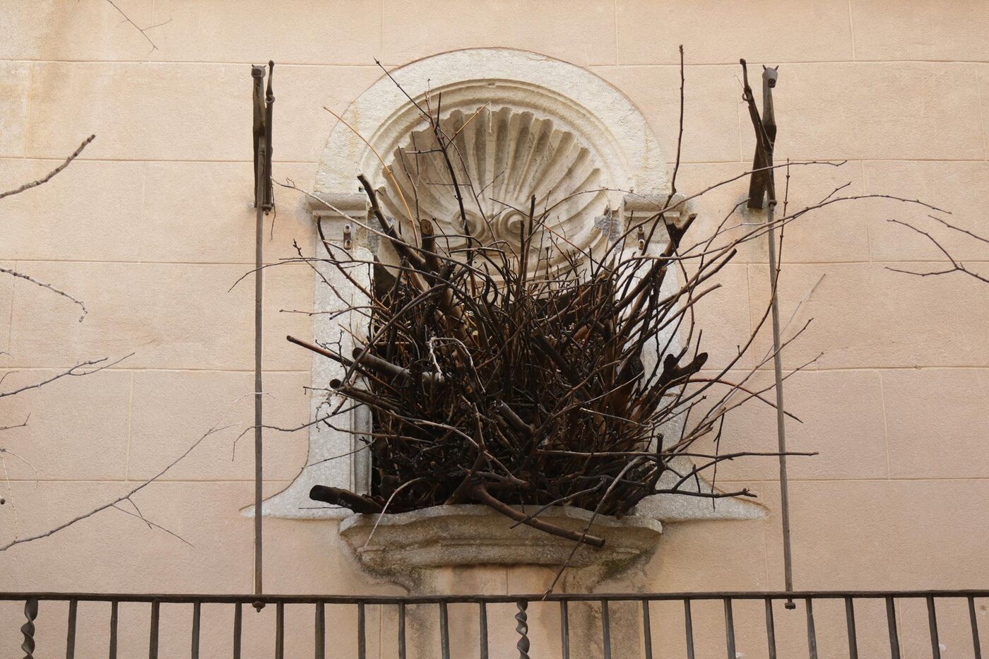 Reinterpretation of a fireplace — nest built into a façade
